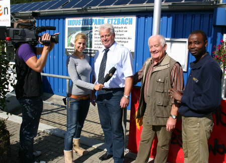 Das wwtv-Fernsehteam mit Redakteurin Stefanie Garei sah sich mit Ortsbrgermeister Wolf-Dieter Stuhlmann und IPS-Geschftsfhrer Edgar Peters auch im Industriepark in Etzbach um. Foto: Rolf-Dieter Rtzel